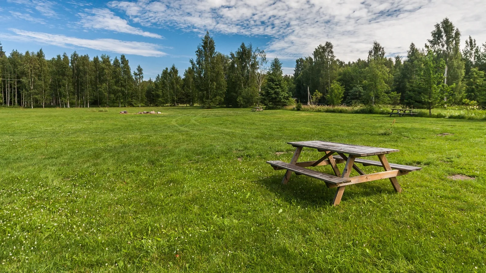 Lauču Akmens kempinga zaļā zona