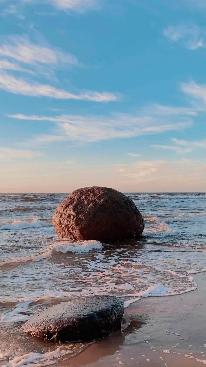 Lauču boulder on the shore